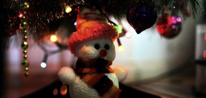 Как снять новогоднее настроение на телефон: советы по композиции, свету и настройкам для travel-фотографов. Секреты праздничных кадров.