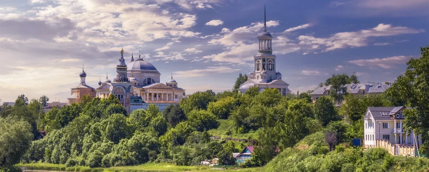 Откройте для себя 5 незаслуженно обделенных вниманием городов России с уникальной историей и архитектурой. Полный гид по направлениям.