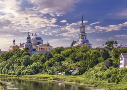Откройте для себя 5 незаслуженно обделенных вниманием городов России с уникальной историей и архитектурой. Полный гид по направлениям.