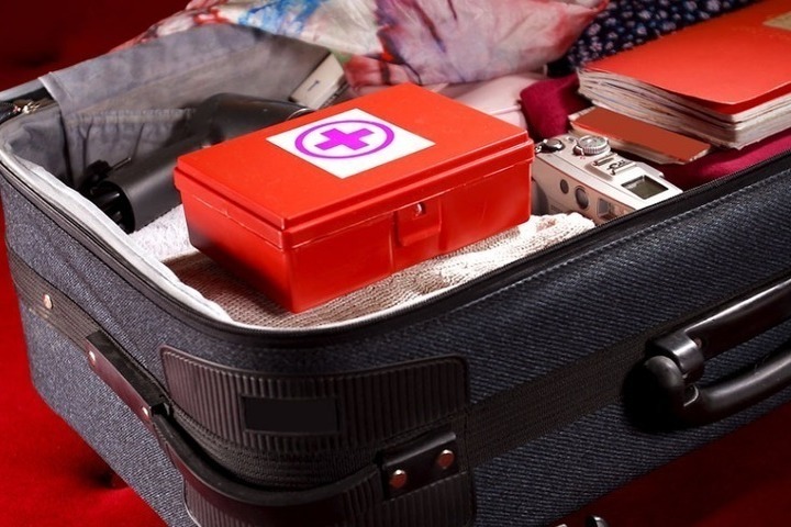 Полный гид, как собрать аптечку путешественника: список лекарств от боли до аллергии, советы по упаковке и хранению для любой поездки.