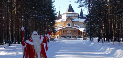 Откройте исторический Устюг за пределами резиденции Деда Мороза: древние храмы, музеи и набережная Сухоны. Полный гид.